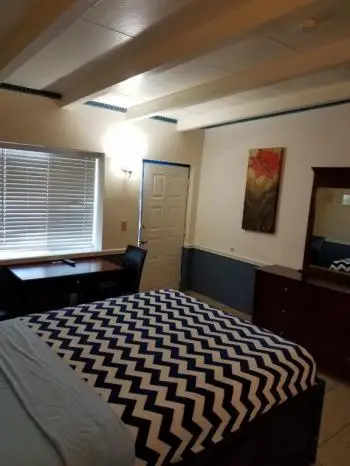 Travelers Bed & Breakfast Hostel 4